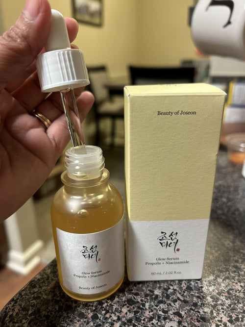 ¡Hola! Quería contarles que este Glow Serum de Beauty of Joseon me salvó la piel 💛 Tenía muchos brotes en la barbilla y en menos de dos semanas se me calmaron. Además deja una luz preciosa en la cara. ¿Todavía tienen disponible para pedir otro?