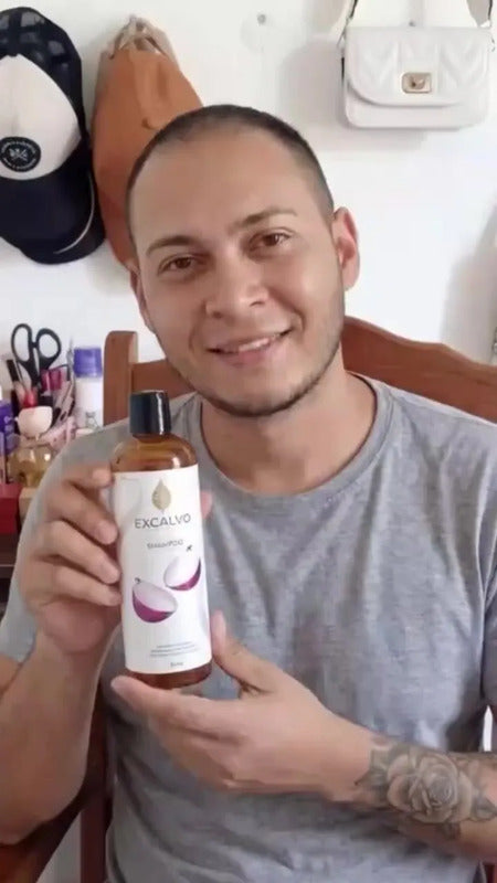 ¡Buenas tardes! Les cuento que llevo 4 semanas usando el Shampoo ExCalvo y la diferencia en la ducha es abismal. Antes dejaba un puñado de pelo al lavarme, ahora casi nada. ¡Súper recomendado!
