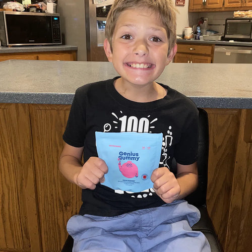 ¡Hola! Quería contarles que mi niño de 8 años llevaba semanas sufriendo para hacer la tarea. Llevamos 10 días con las gomitas Genius Gummy y el cambio en la profesora de su colegio fue inmediato, me dijo que se sienta más enfocado. ¡Mil gracias!