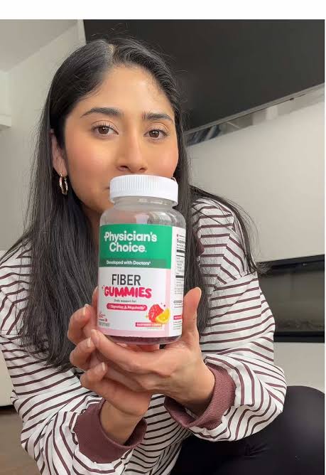 Cliente con su frasco de Gomitas de Fibra