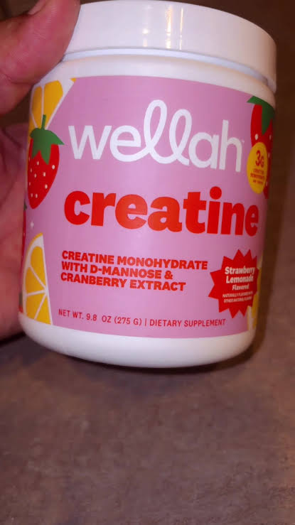 ¡Hola! Llevo 3 semanas tomando la creatina de Wellah y de verdad no retiene líquidos en el abdomen como otras marcas. El sabor Strawberry Lemonade helado es delicioso 🍋😋