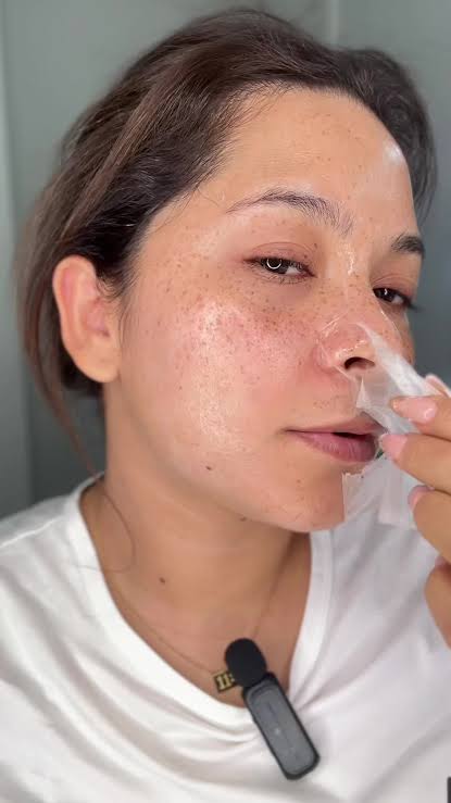 ¡Hola! Quería contarles que estoy enamorada de la mascarilla Medicube. Tenía miedo de que fuera incómoda para dormir pero se seca super rápido y la piel amanece increíblemente suave y brillante.