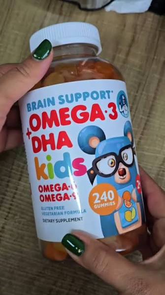 ¡Hola! Quería contarles que mi hijo de 6 años lleva 2 semanas tomando las gomitas de Omega 3 DHA y la maestra de la escuela me felicitó porque lo nota mucho más atento en las clases de lectura. ¡Además le fascina el sabor!